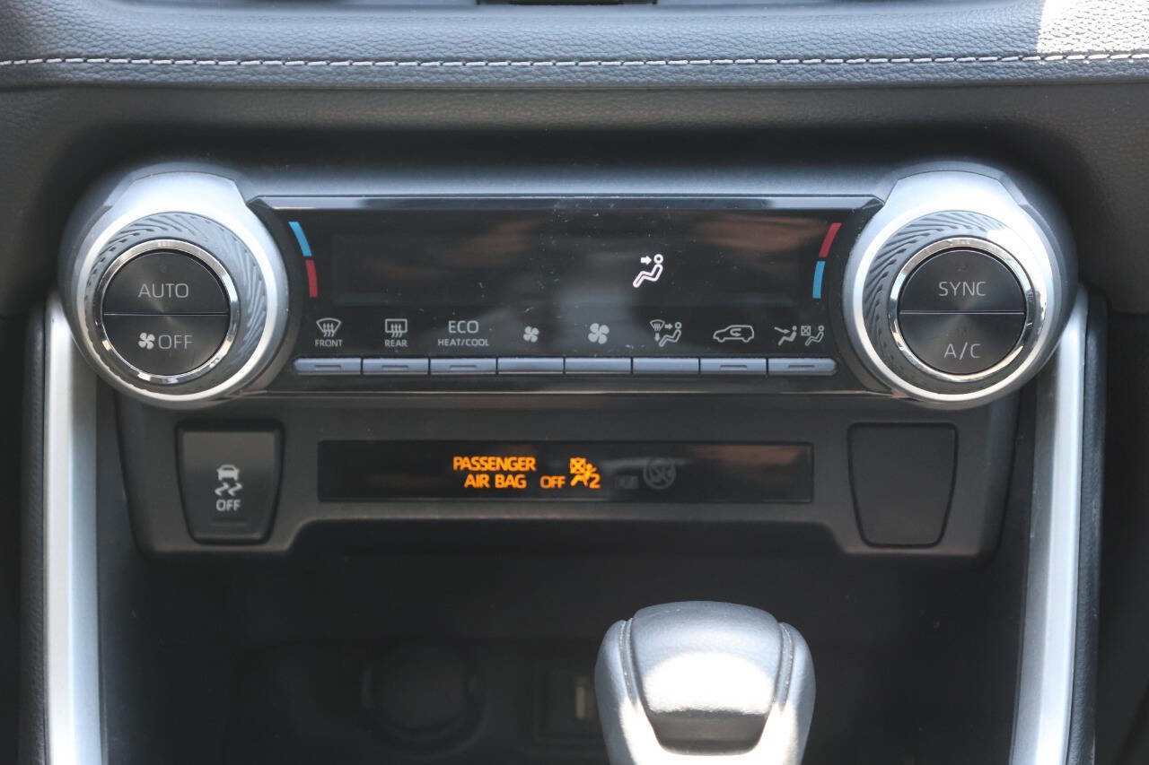 Used 2021 Toyota RAV4 LE AWD/4WD image 21