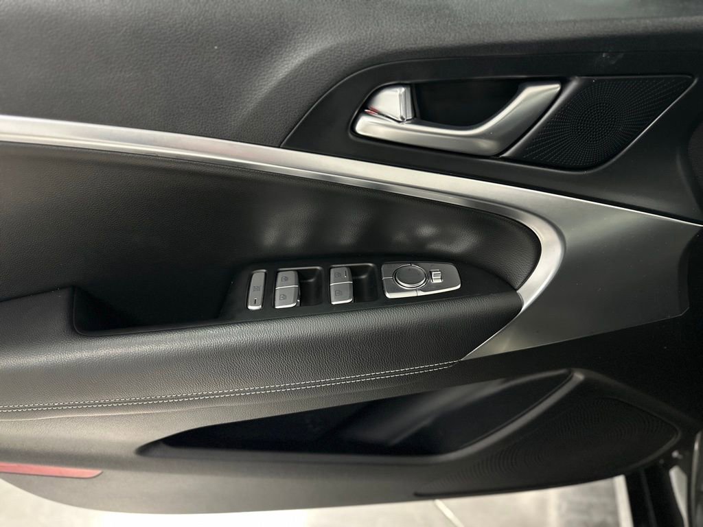 Used 2025 Genesis G70 2.5T image 14