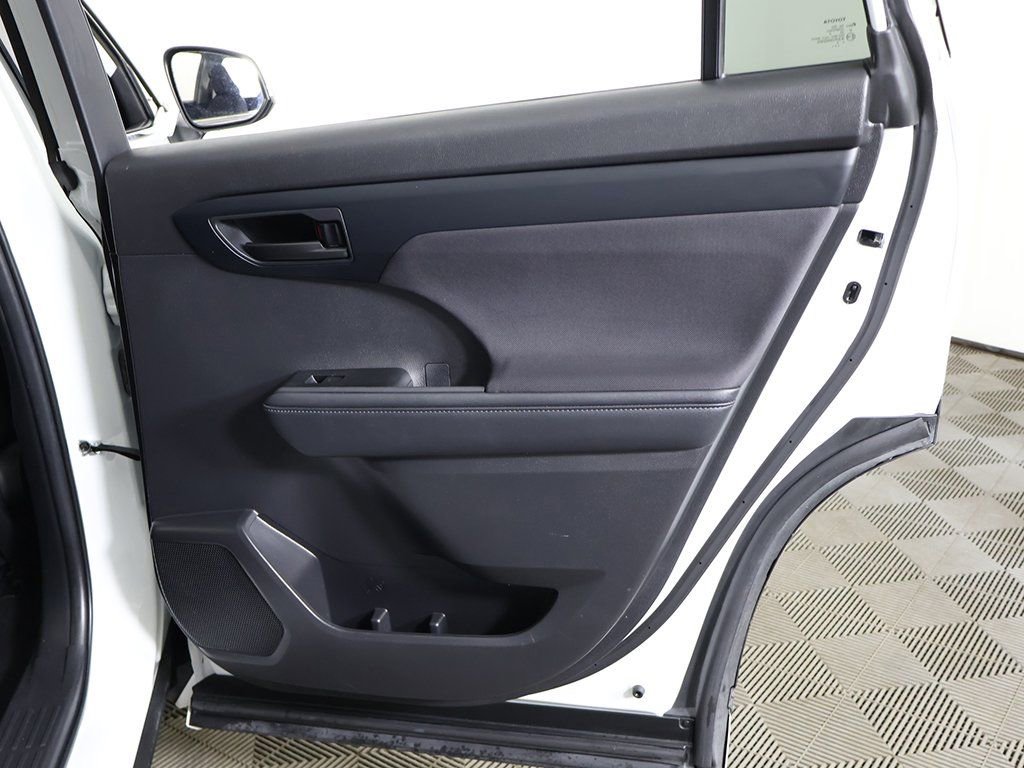 Used 2024 Toyota Highlander LE AWD/4WD image 24