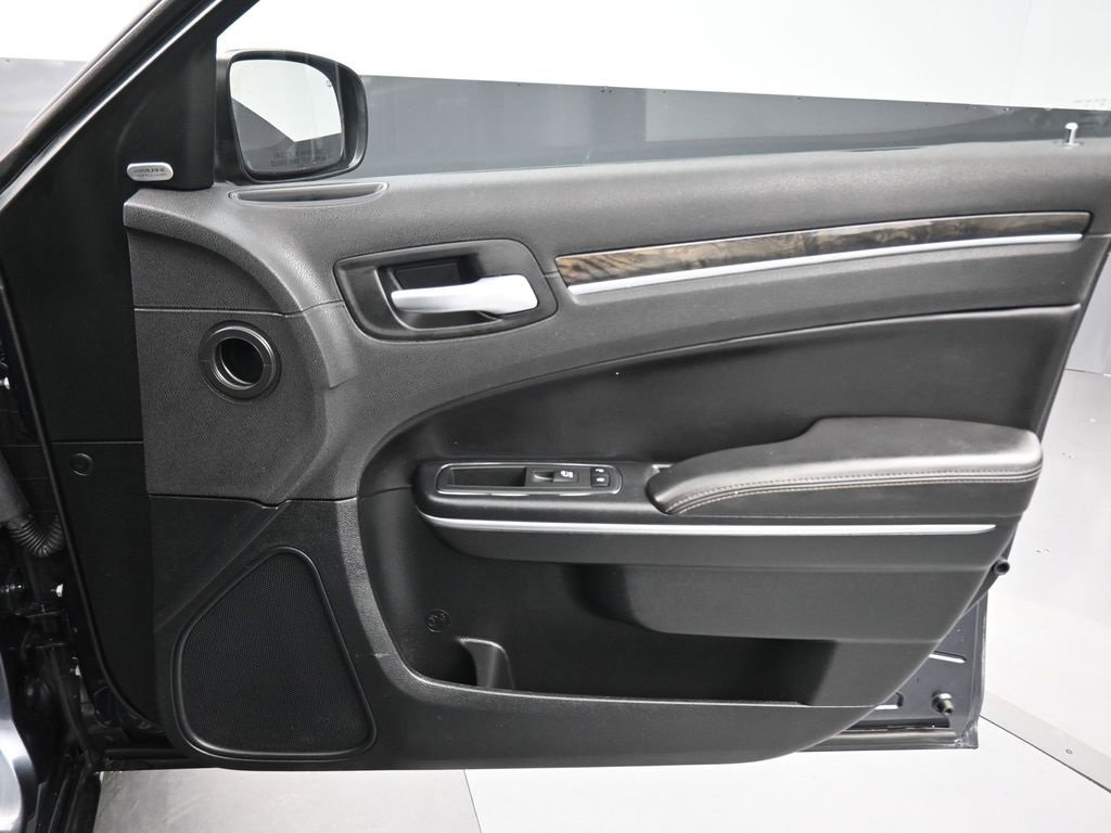 Used 2018 Chrysler 300 Limited image 37