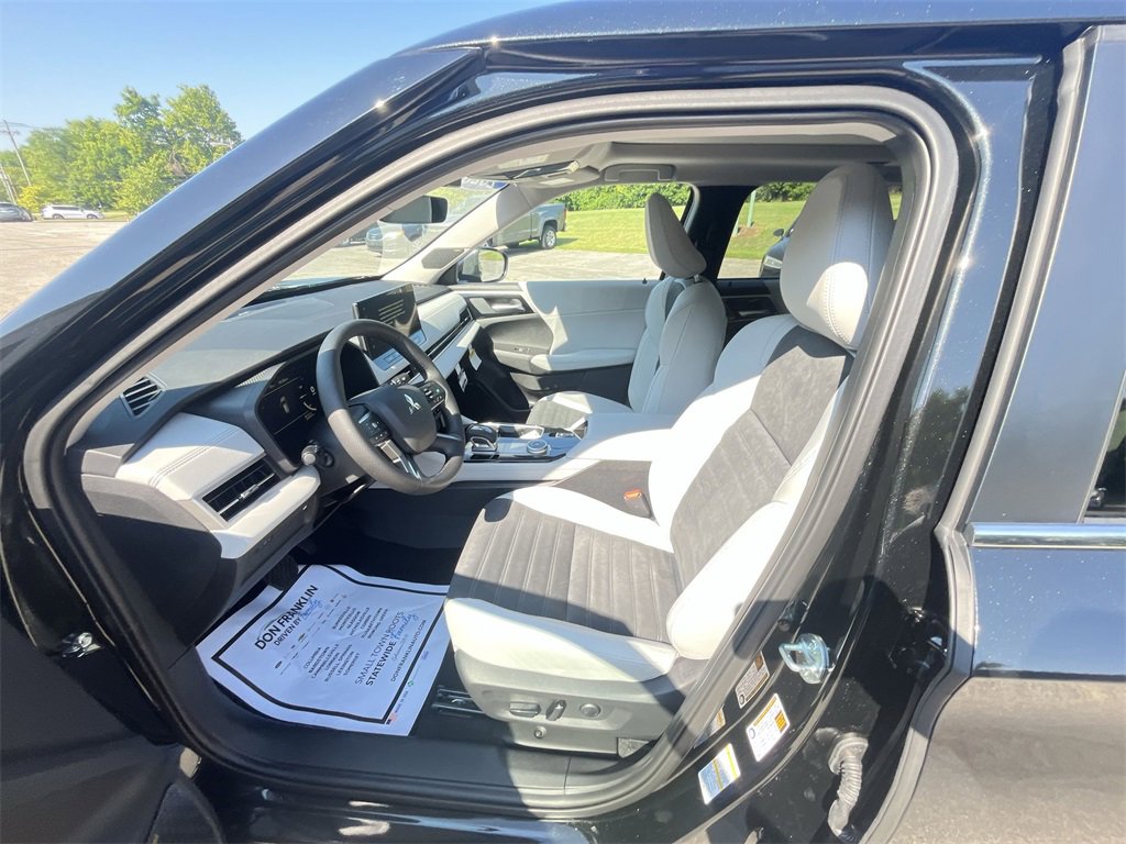 New 2025 Mitsubishi Outlander SE image 11