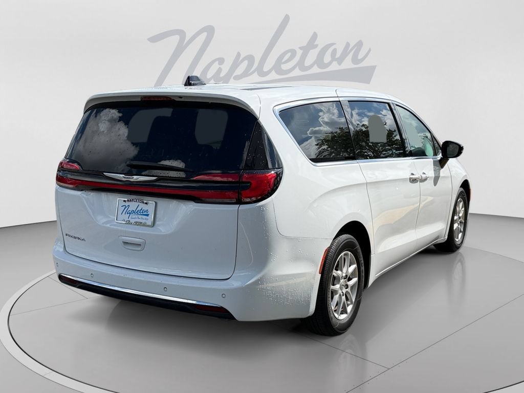 Used 2025 Chrysler Pacifica Select FWD image 6