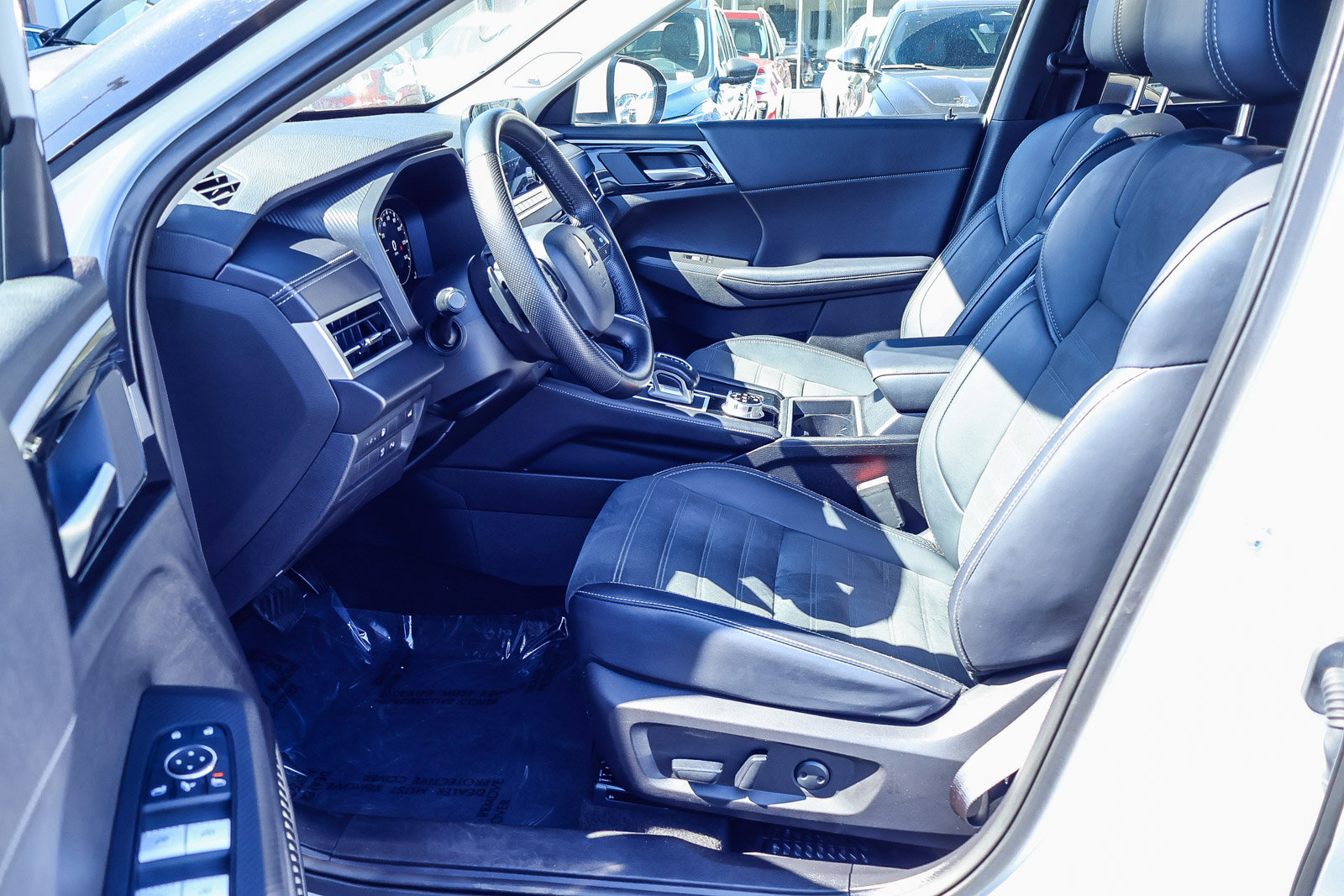 Used 2024 Mitsubishi Outlander SE image 2