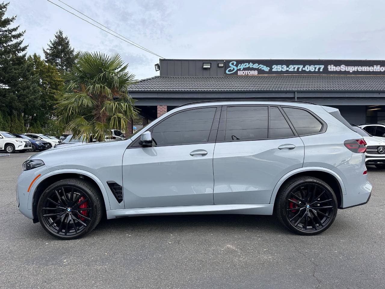Used 2025 BMW X5 xDrive40i w/ M Sport Package AWD/4WD image 3
