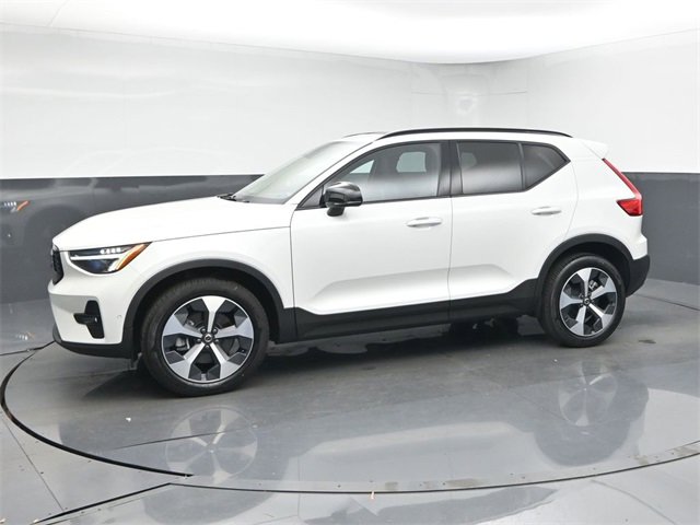 Used 2024 Volvo XC40 B5 Plus image 4