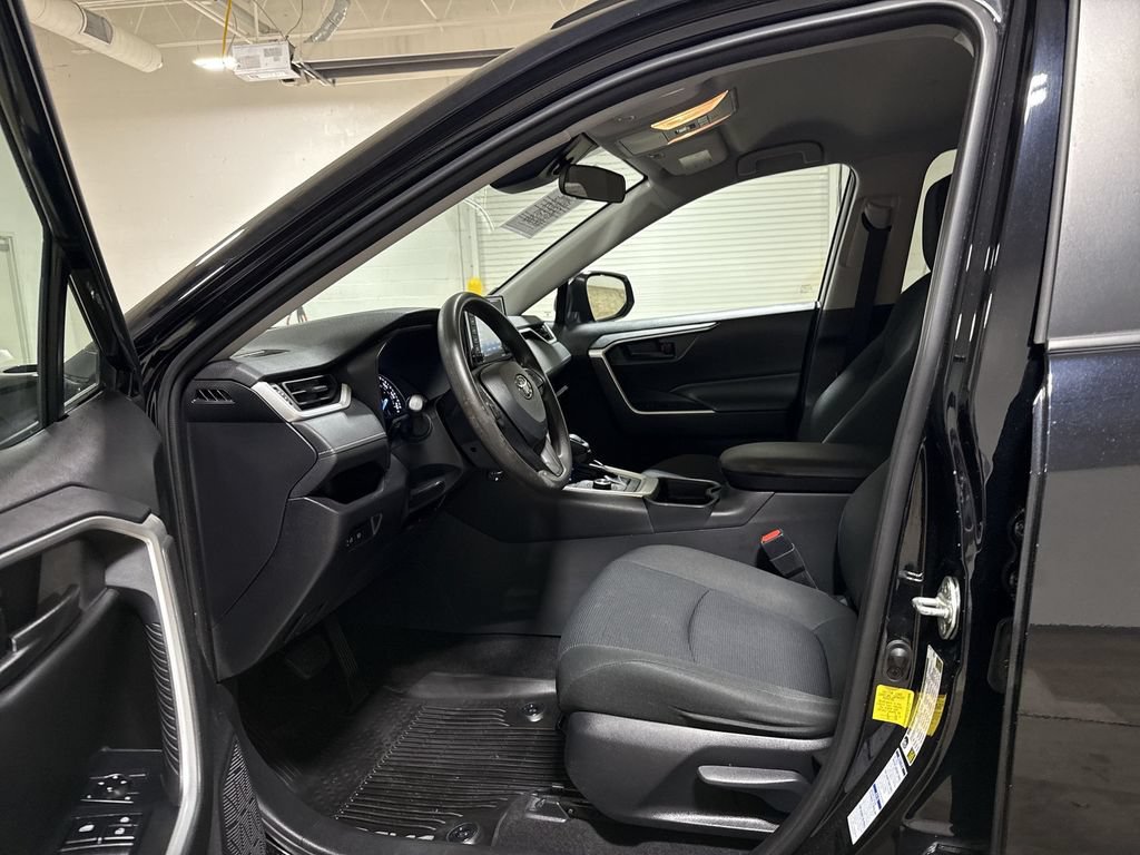 Used 2020 Toyota RAV4 LE AWD/4WD image 19