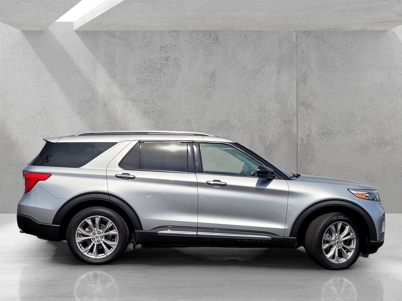 Used 2023 Ford Explorer Limited image 3