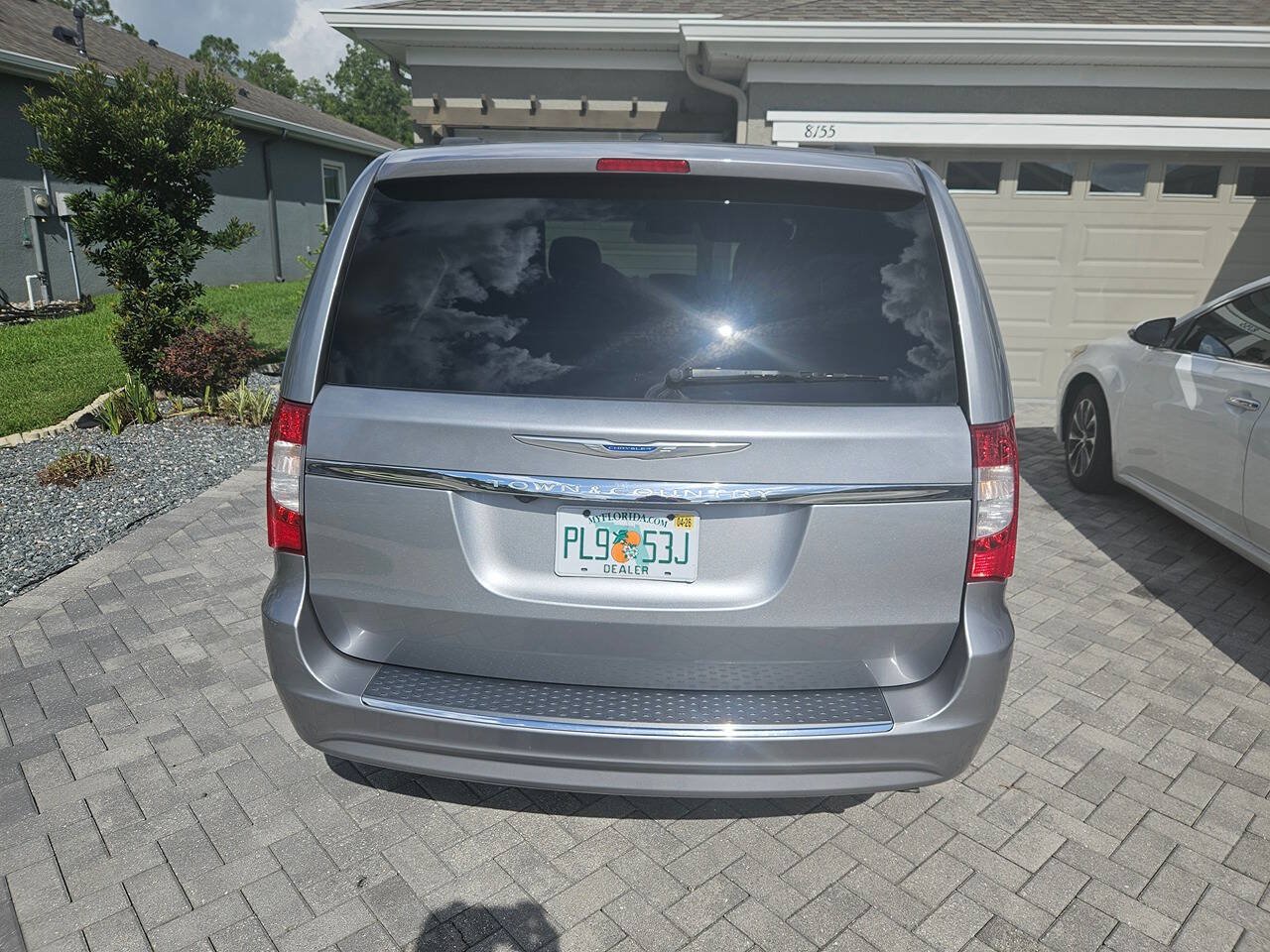 Used 2016 Chrysler Town & Country Touring FWD image 11