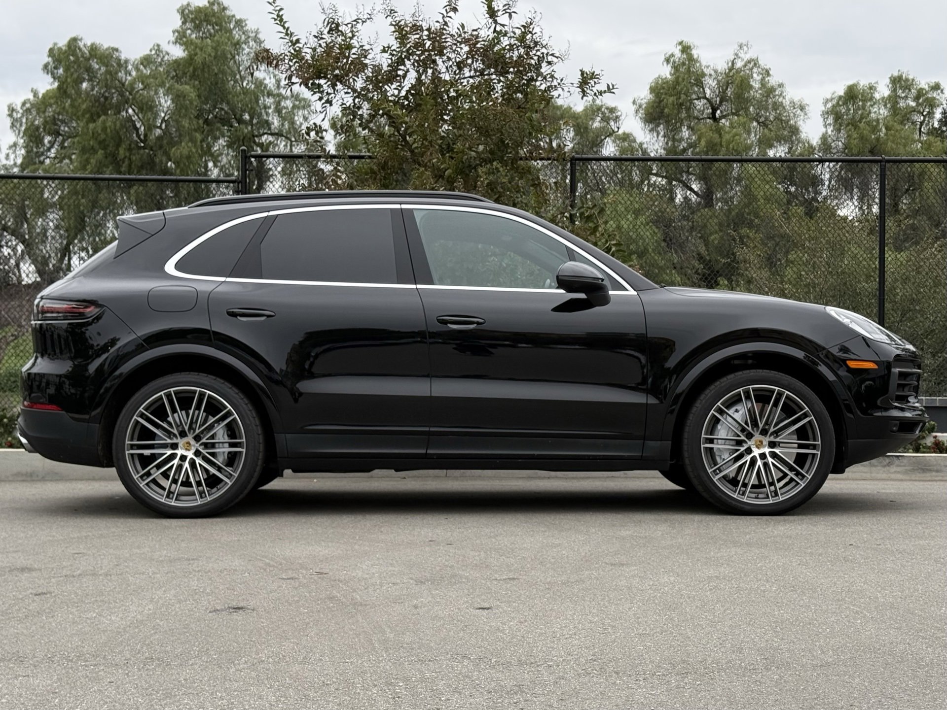 Certified 2022 Porsche Cayenne Platinum Edition image 8