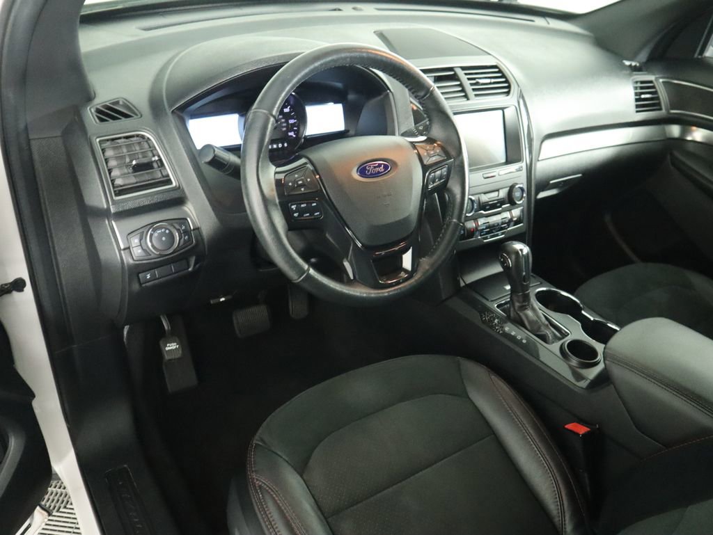 Used 2019 Ford Explorer XLT w/ Equipment Group 202A image 9