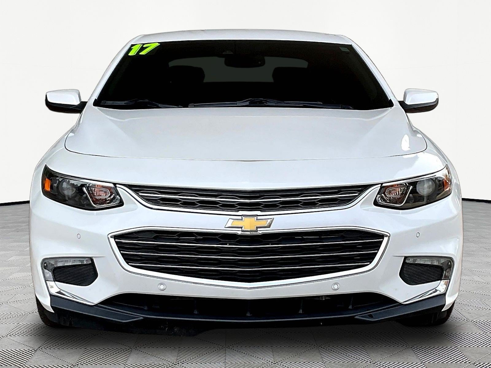 Used 2017 Chevrolet Malibu LT w/ Leather Package FWD image 2