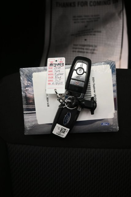 Used 2024 Ford Explorer XLT AWD/4WD image 12