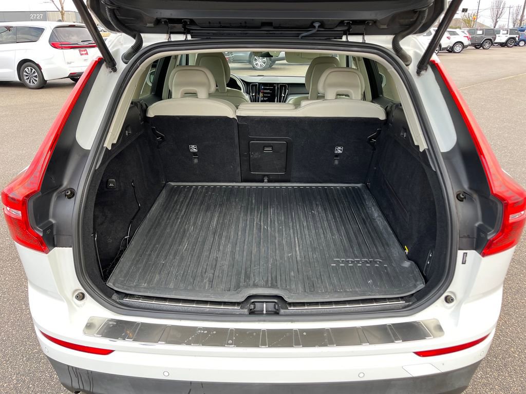 Used 2019 Volvo XC60 T5 Momentum w/ Premium Package image 23