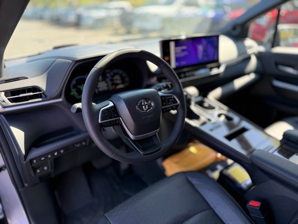 Used 2025 Toyota Sienna Platinum image 13