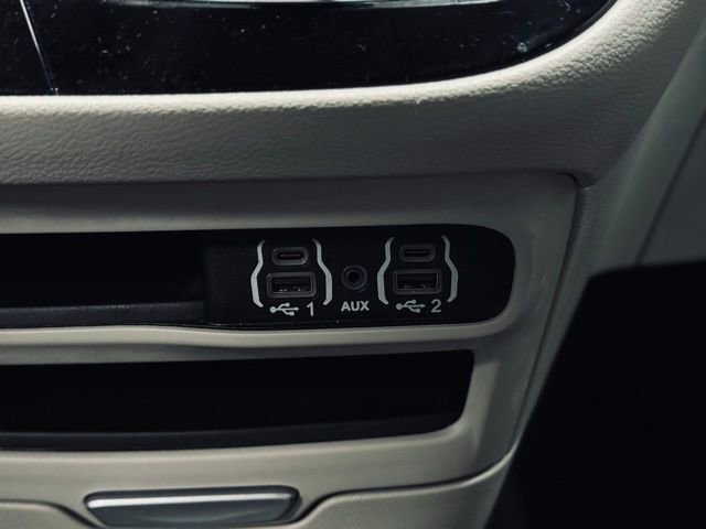 Certified 2024 Chrysler Pacifica Touring-L image 36