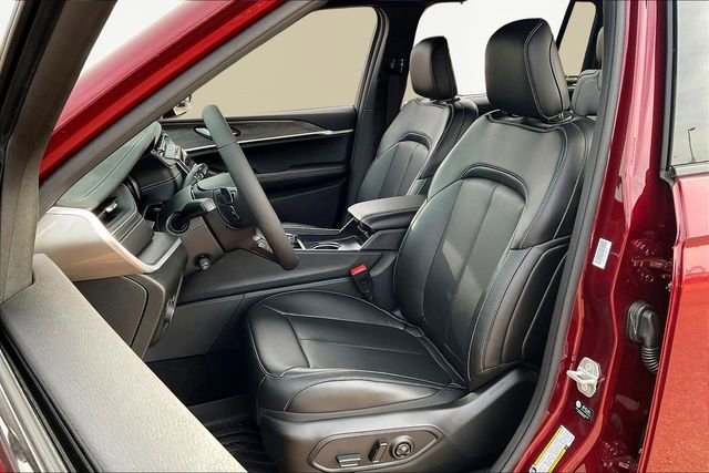 Used 2025 Jeep Grand Cherokee L Limited w/ Luxury Tech Group II image 15