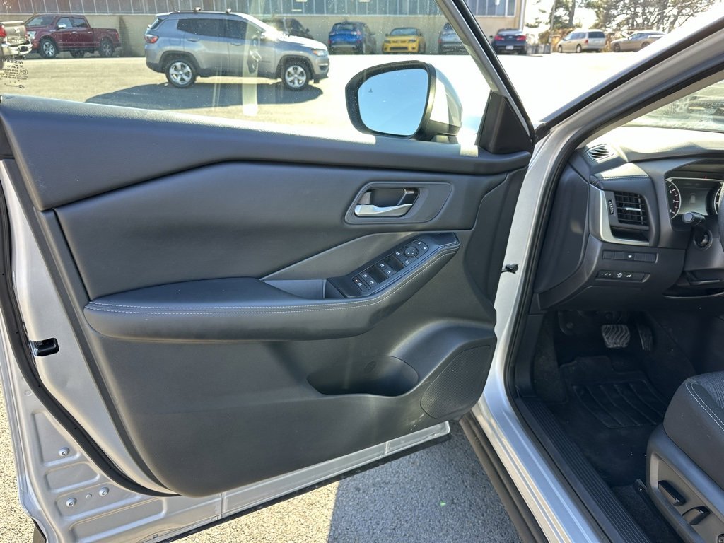 Used 2024 Nissan Rogue SV image 12