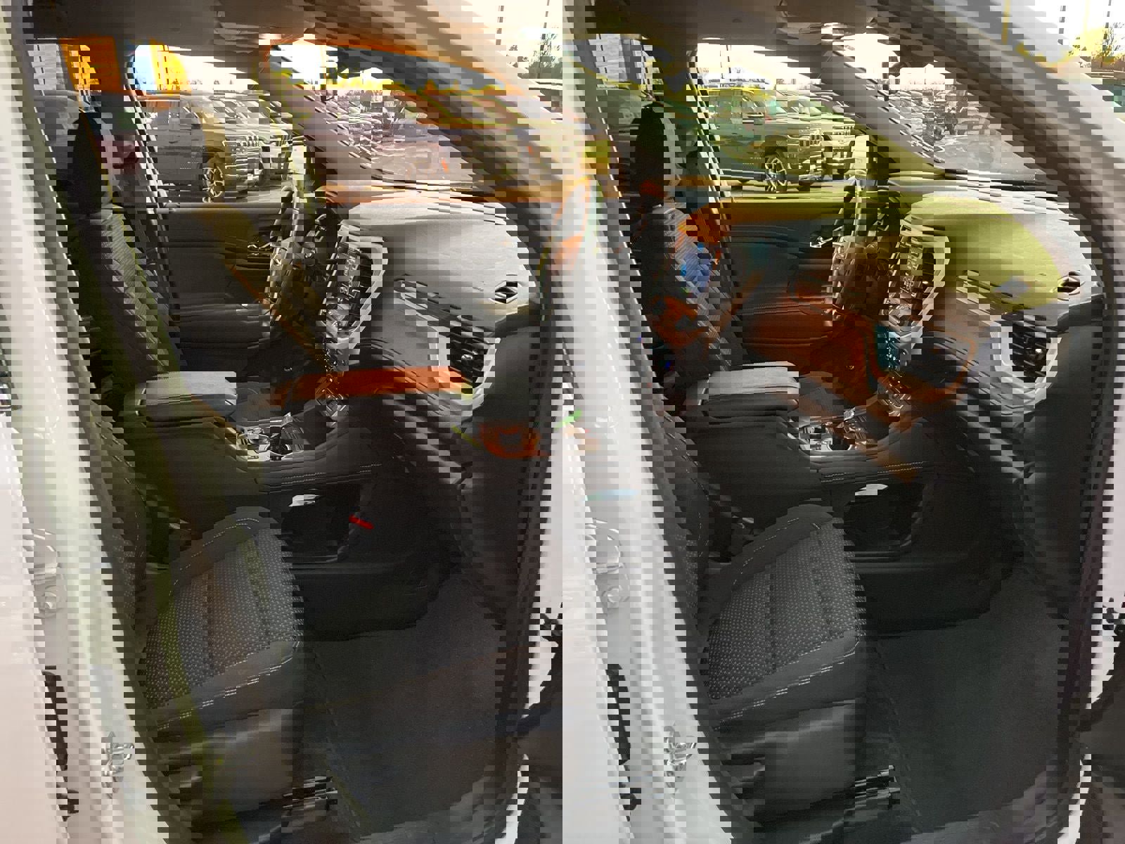 Used 2023 GMC Acadia SLE w/ Driver Convenience Package image 19