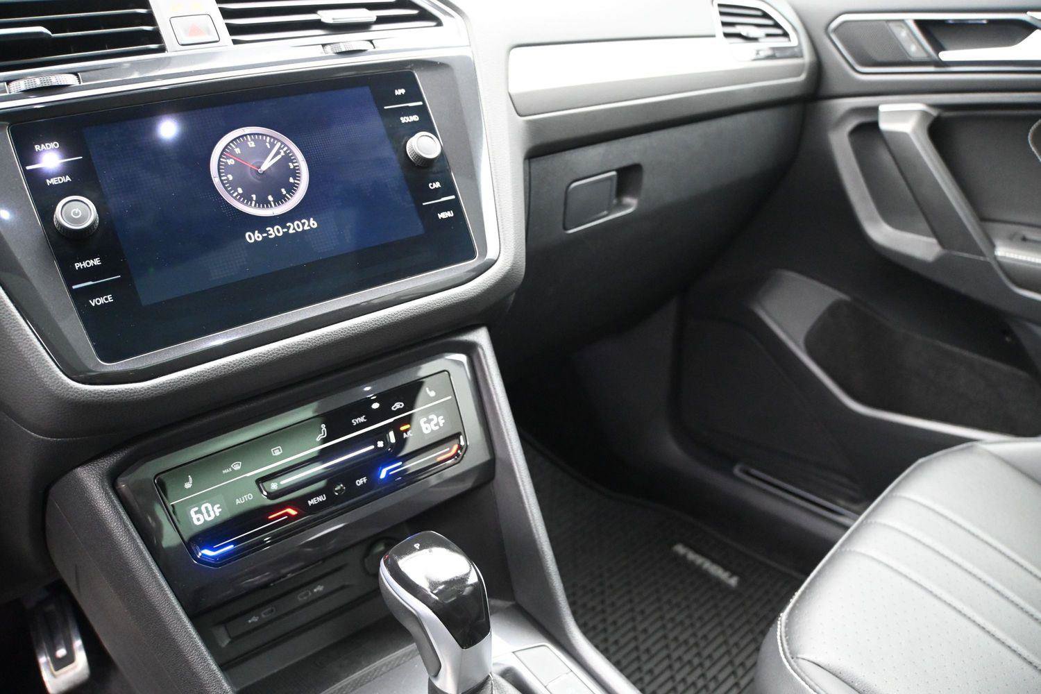 Used 2024 Volkswagen Tiguan SE R-Line AWD/4WD image 4