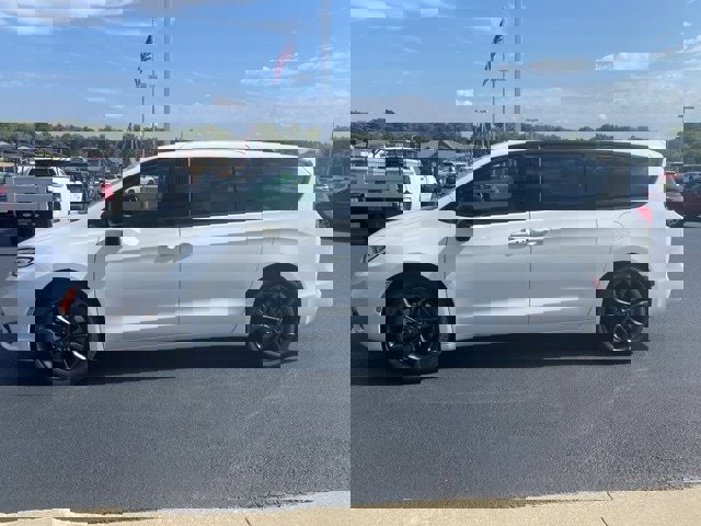 New 2026 Chrysler Pacifica Select image 5