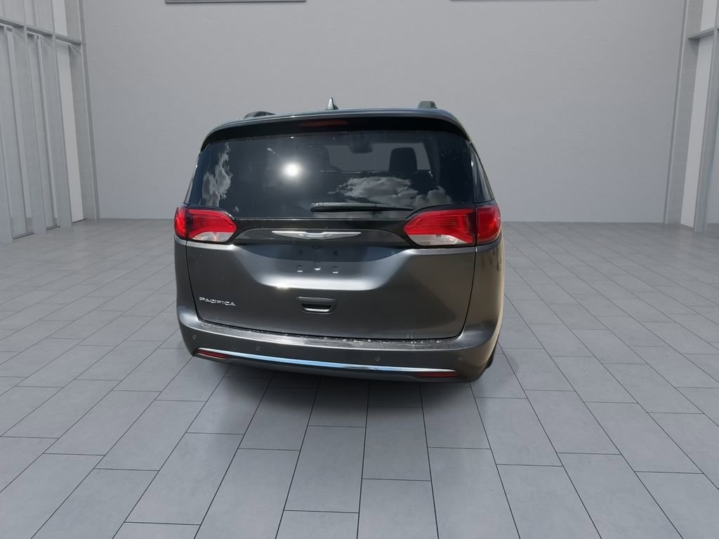 Used 2017 Chrysler Pacifica Touring-L FWD image 8
