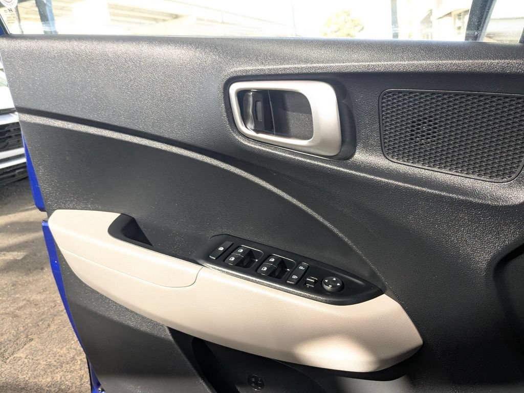 Used 2025 Hyundai Venue SEL FWD image 15