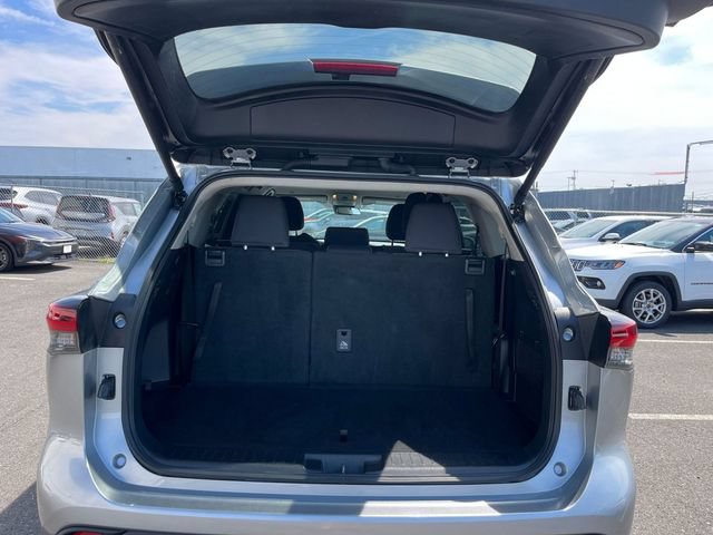 Used 2025 Toyota Highlander LE FWD image 7