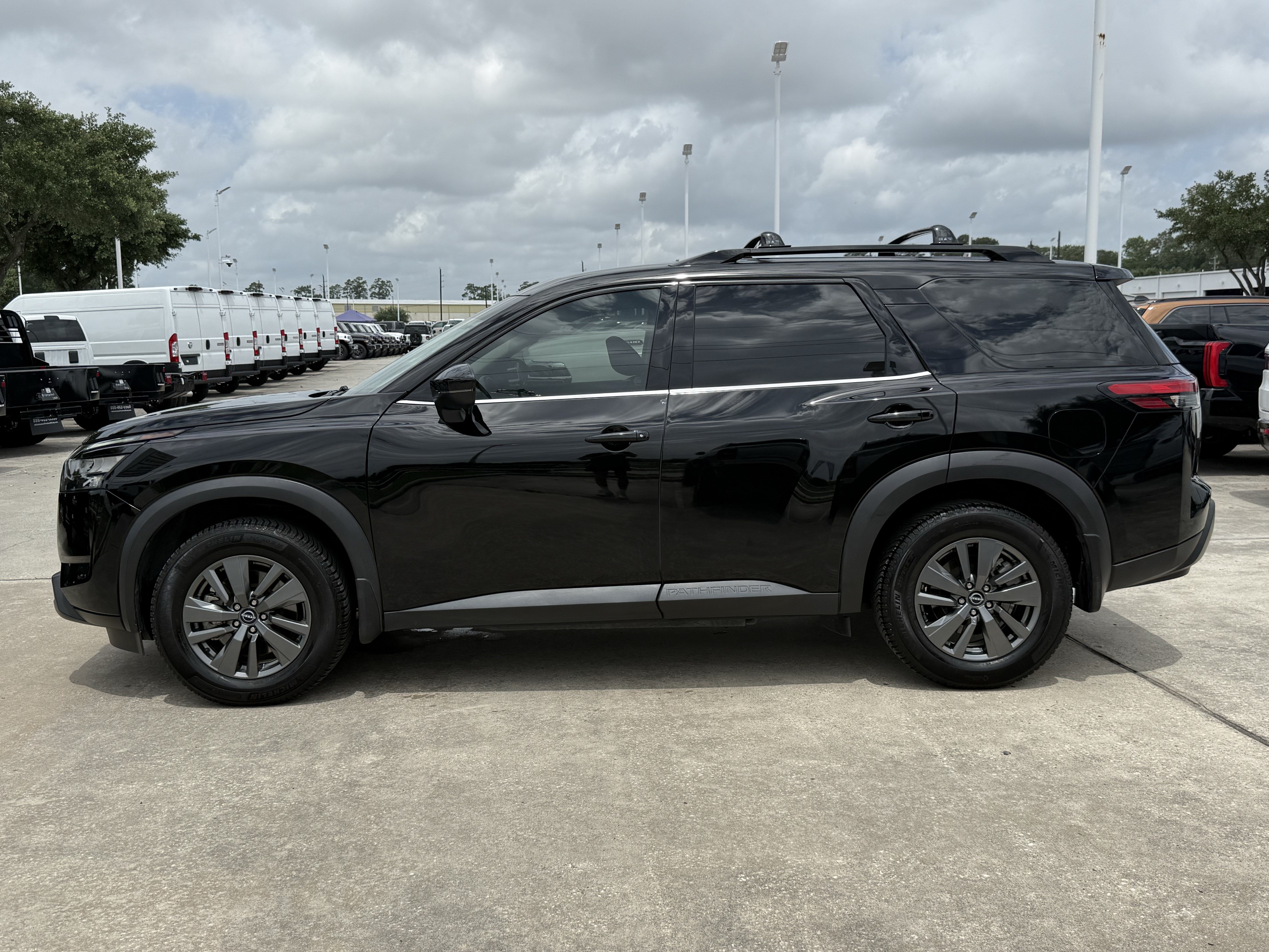 Used 2024 Nissan Pathfinder SV w/ Black Appearance Package FWD image 8