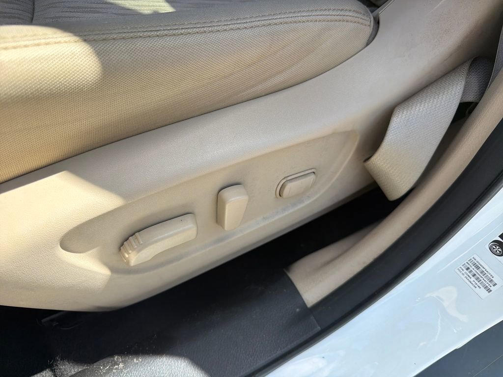 Used 2018 Nissan Rogue SV w/ Premium Package FWD image 16