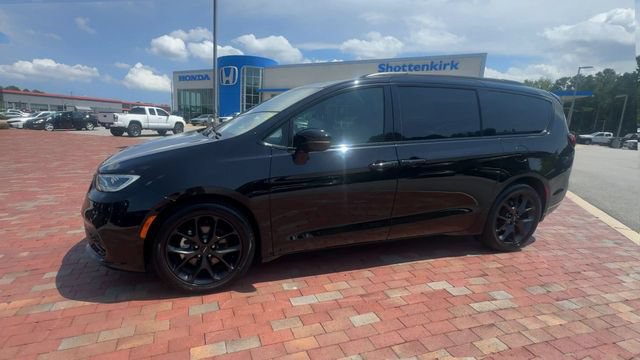 Used 2025 Chrysler Pacifica Limited FWD image 7