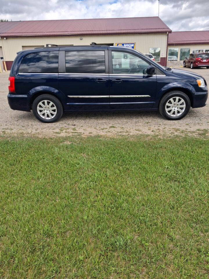 Used 2016 Chrysler Town & Country Touring FWD image 3