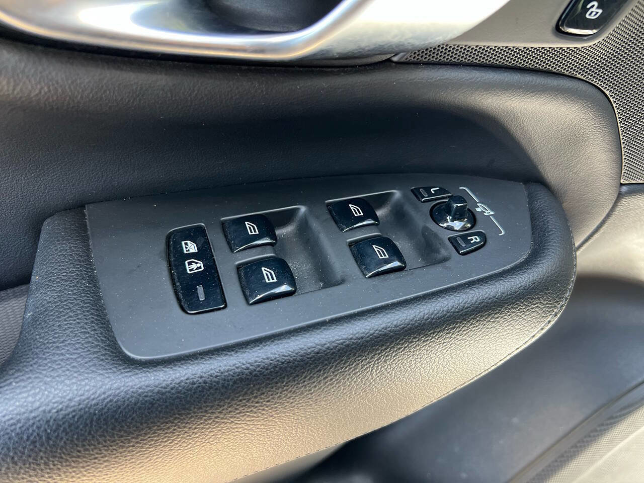 Used 2020 Volvo XC90 T5 Momentum w/ Protection Package Premier image 25