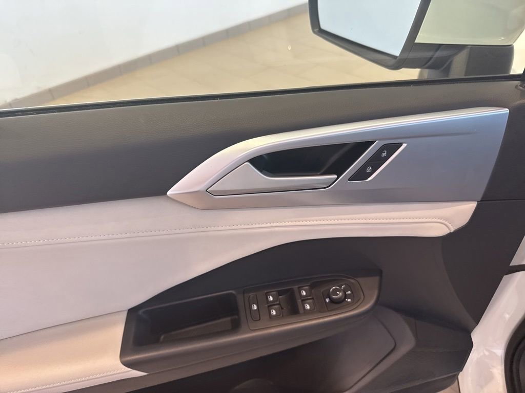 Used 2025 Volkswagen Taos SE w/ Panoramic Sunroof Package image 20