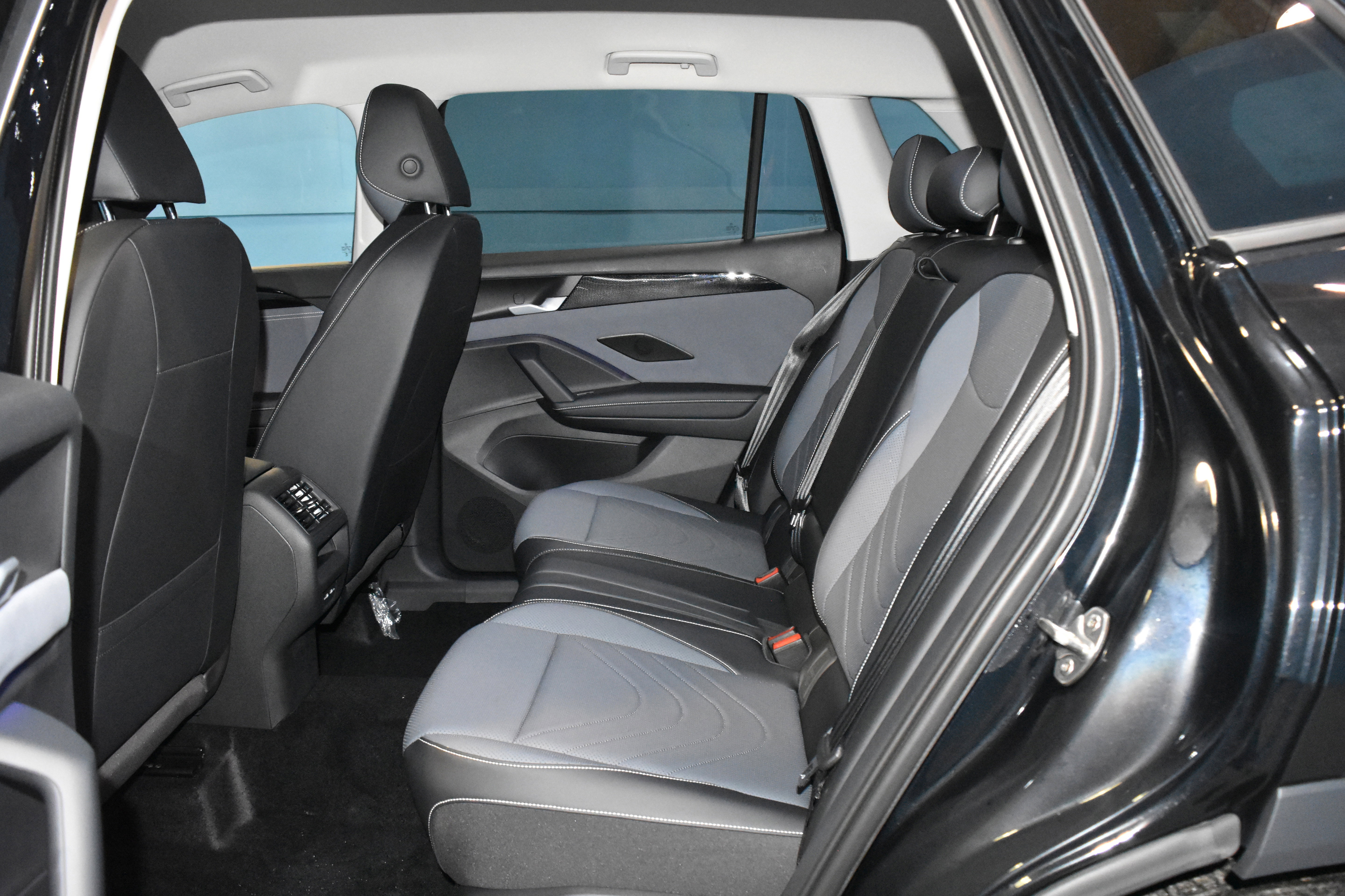 New 2026 Volkswagen Tiguan SE image 16