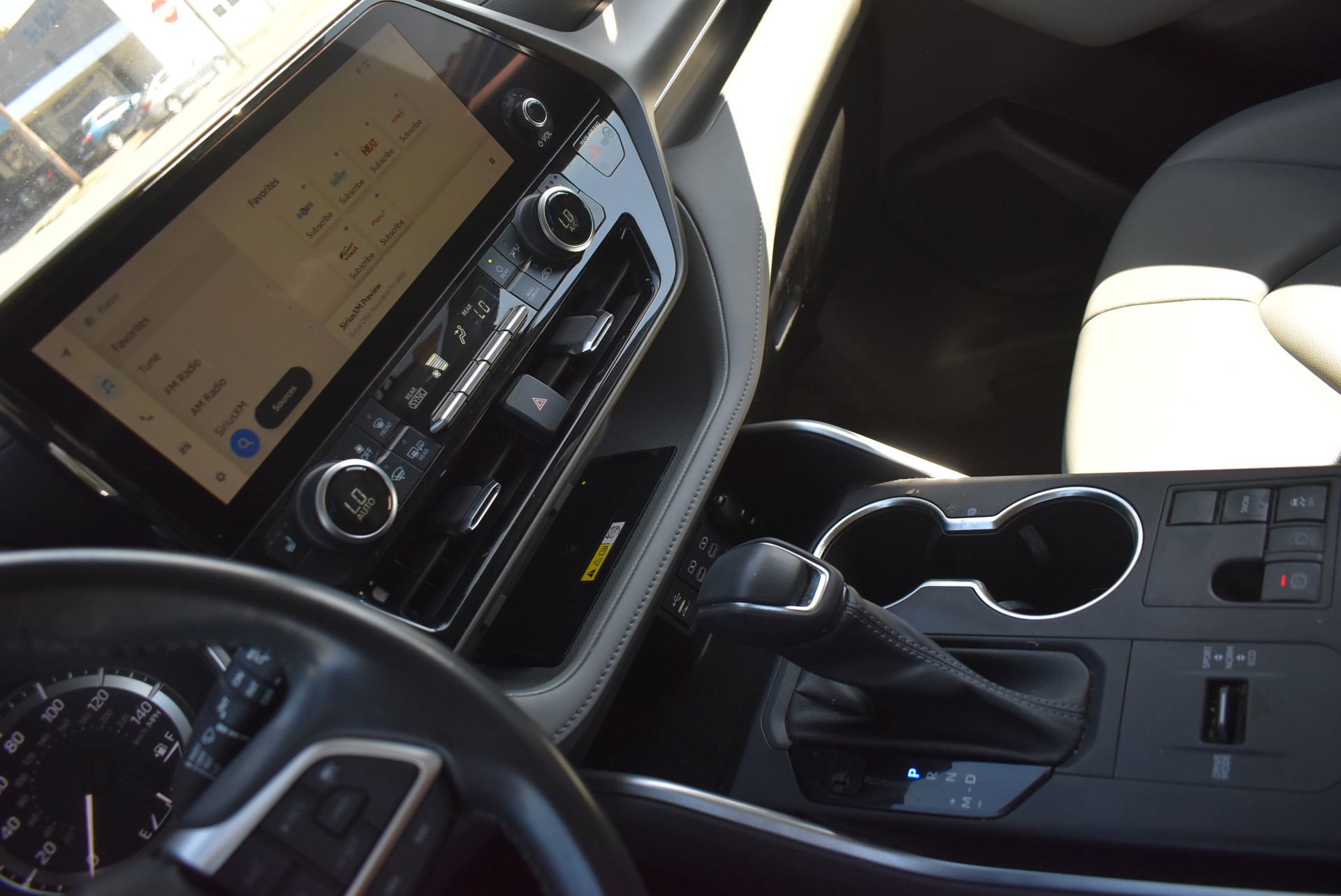 Used 2023 Toyota Highlander XLE image 25