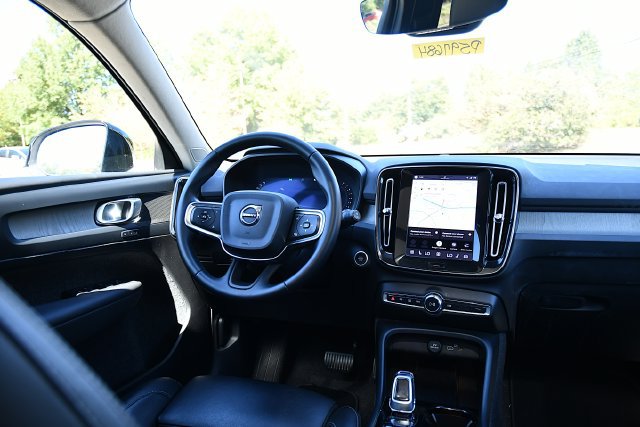 Certified 2025 Volvo XC40 B5 Plus AWD/4WD image 20