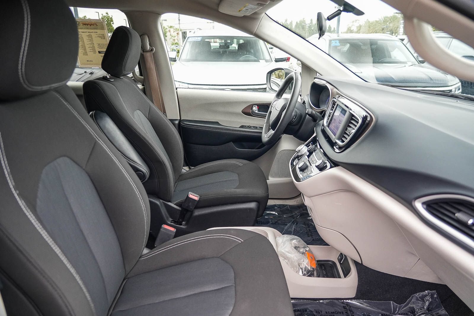 Used 2022 Chrysler Voyager LX FWD image 16