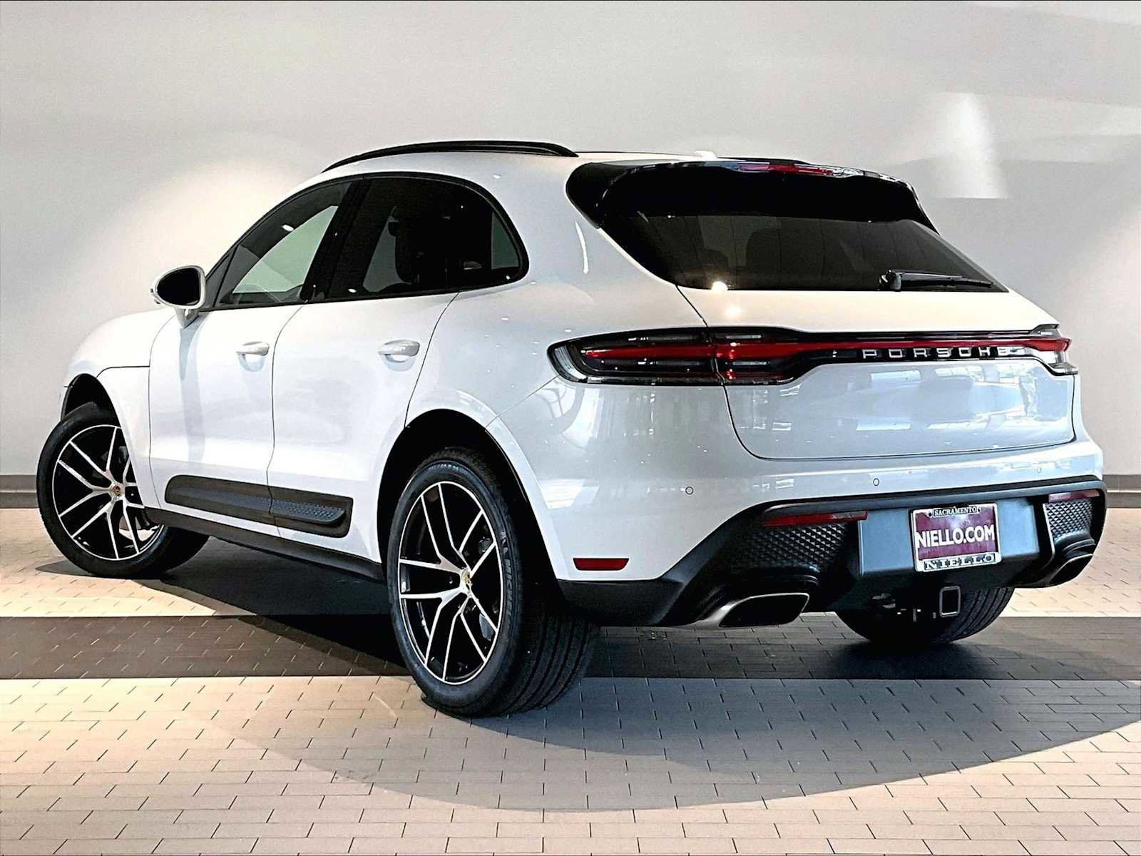 Used 2025 Porsche Macan image 3
