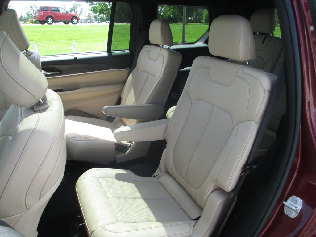 Used 2023 Jeep Grand Cherokee L Limited w/ Luxury Tech Group II AWD/4WD image 22