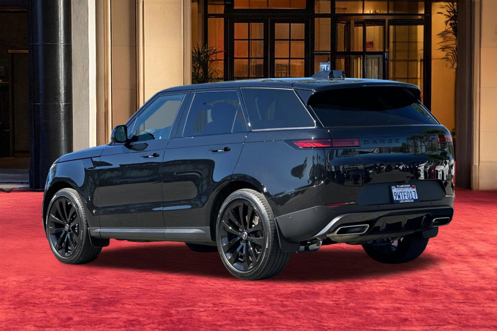 Used 2025 Land Rover Range Rover Sport SE image 4