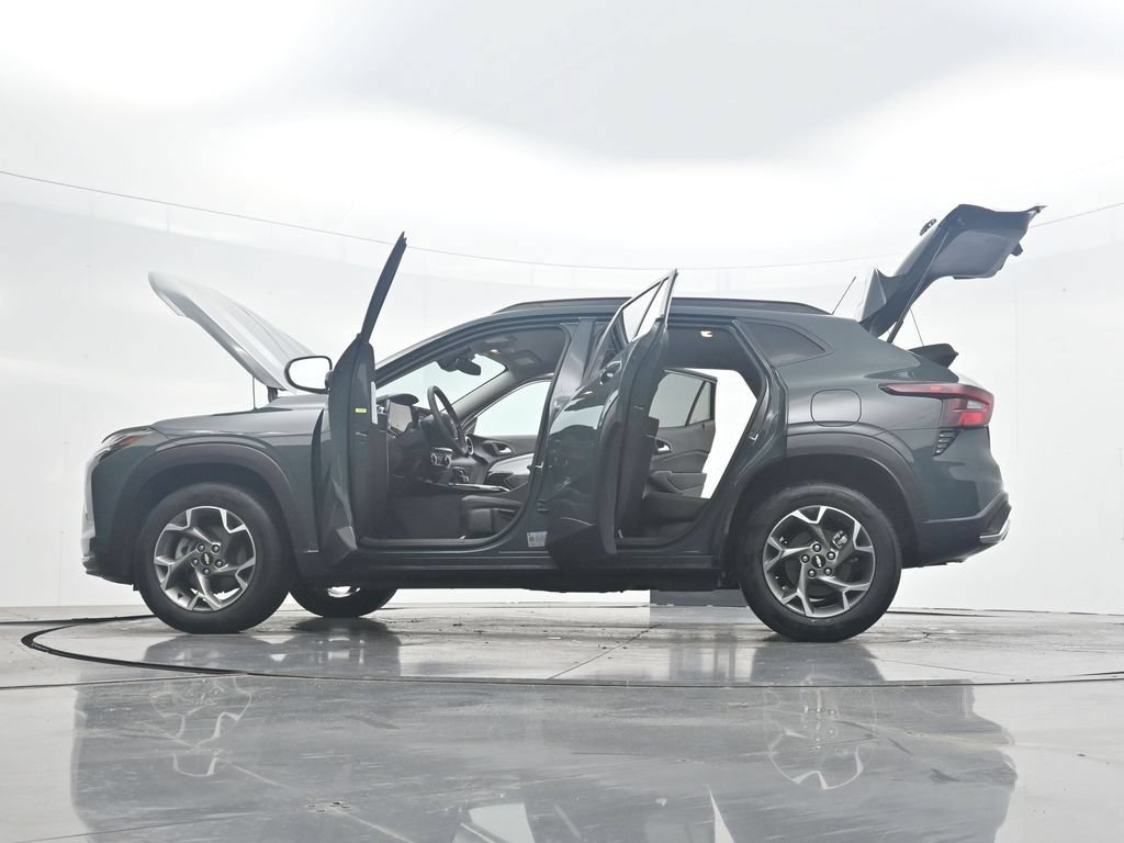 Used 2025 Chevrolet Trax LT FWD image 43