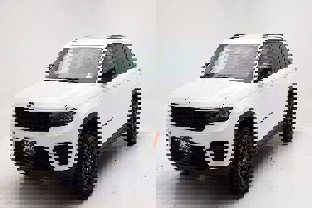 Used 2025 Jeep Grand Cherokee Altitude AWD/4WD image 2