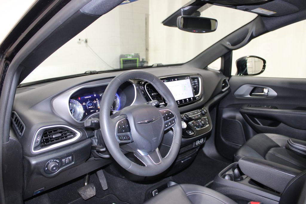 Used 2025 Chrysler Pacifica Select FWD image 17