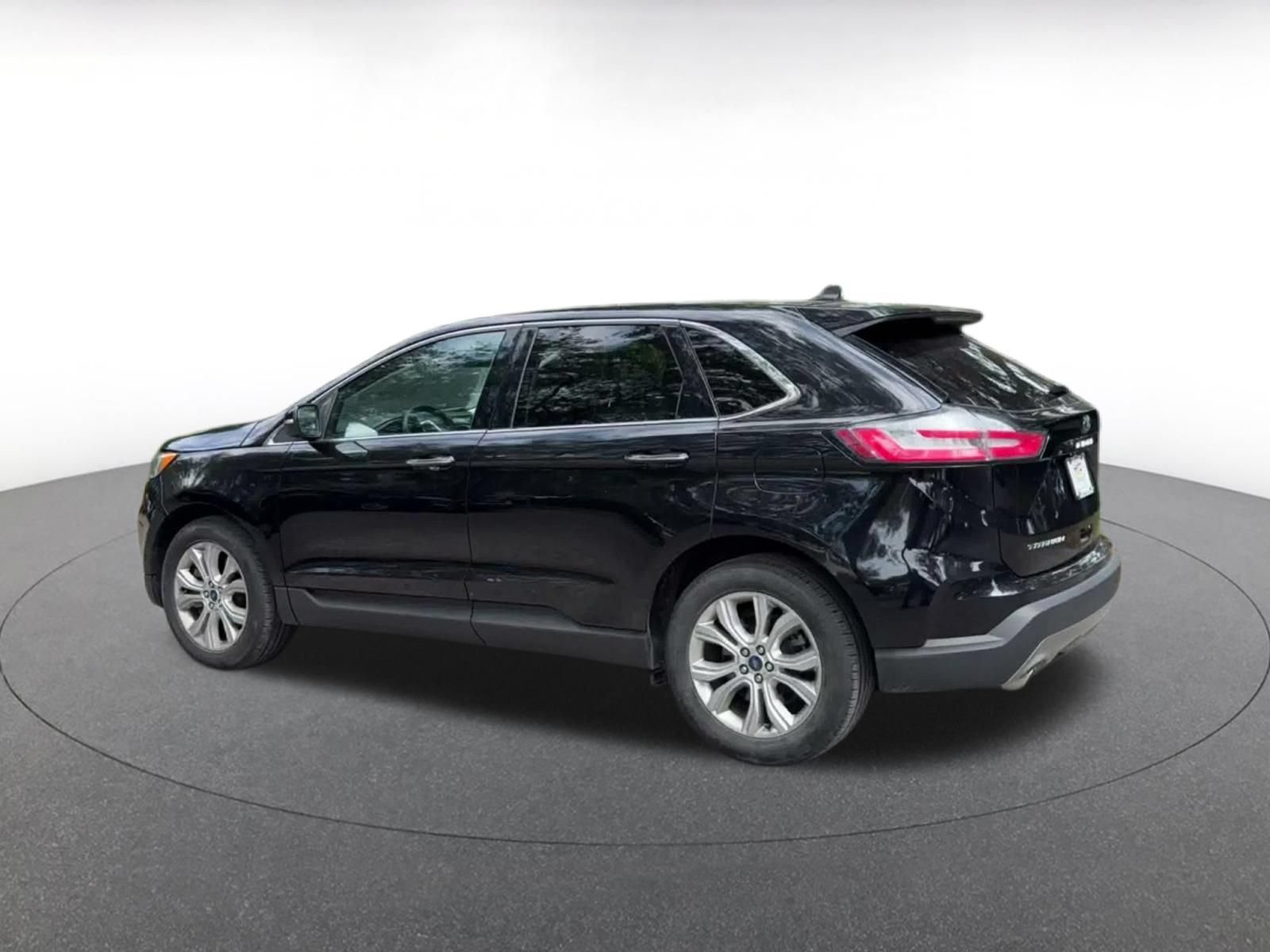 Used 2022 Ford Edge Titanium w/ Equipment Group 301A AWD/4WD image 9