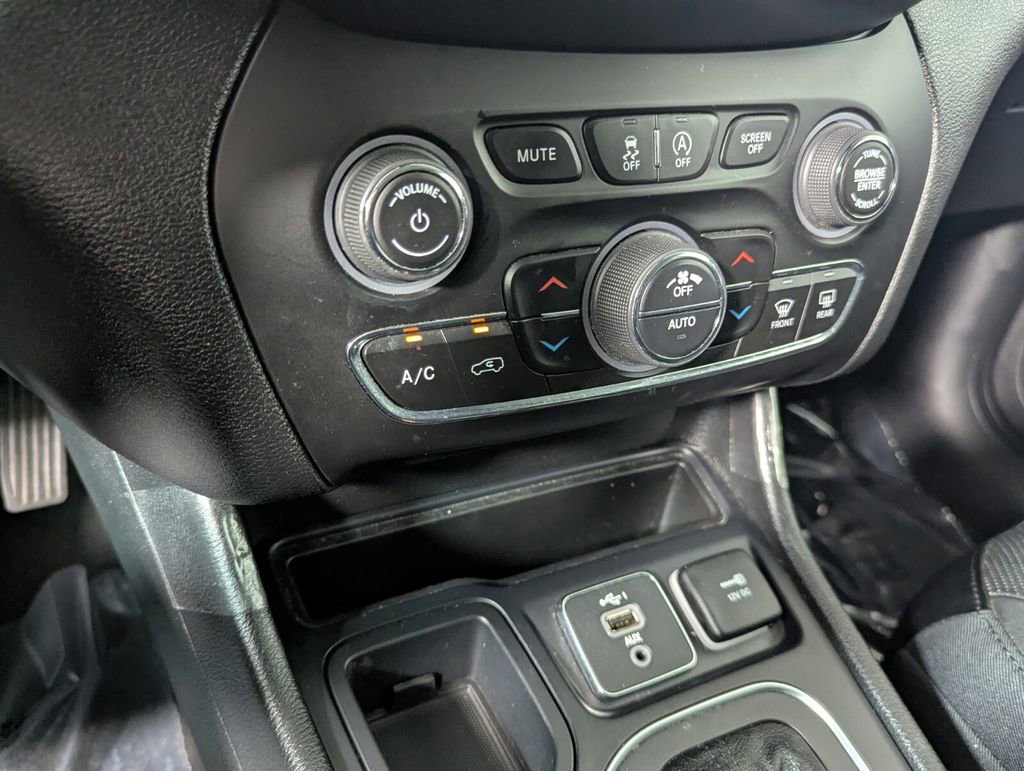 Used 2021 Jeep Cherokee Latitude Lux w/ Comfort/Convenience Group image 22