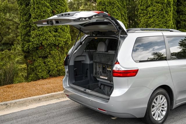 Used 2015 Toyota Sienna XLE w/ XLE Navigation Package FWD image 21