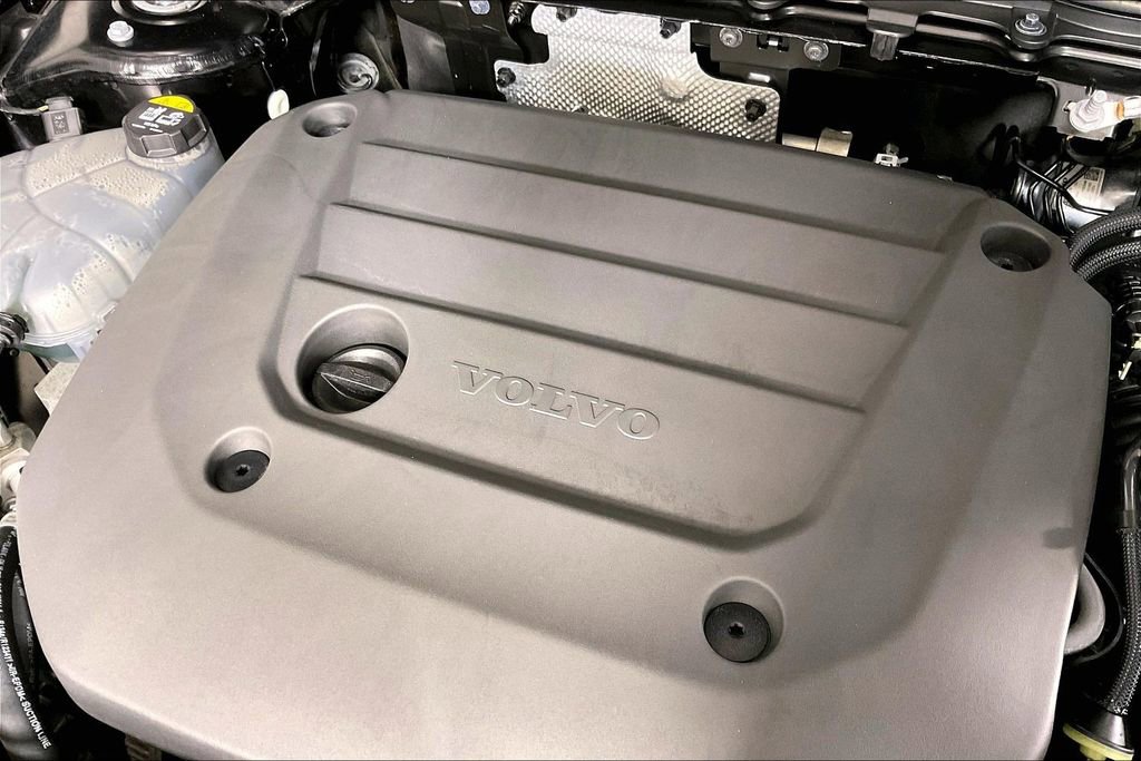 Used 2023 Volvo XC40 B5 Plus AWD/4WD image 32