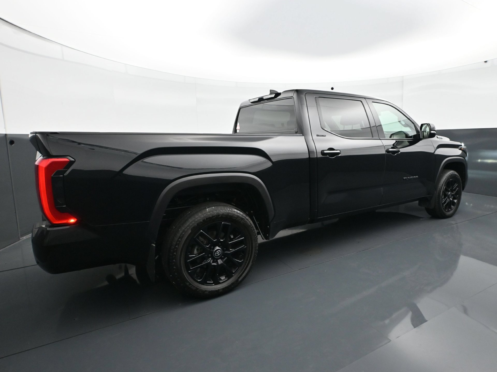 Used 2025 Toyota Tundra Limited AWD/4WD image 7
