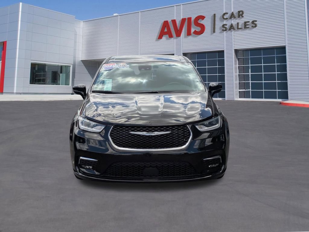 Used 2024 Chrysler Pacifica Touring-L image 2