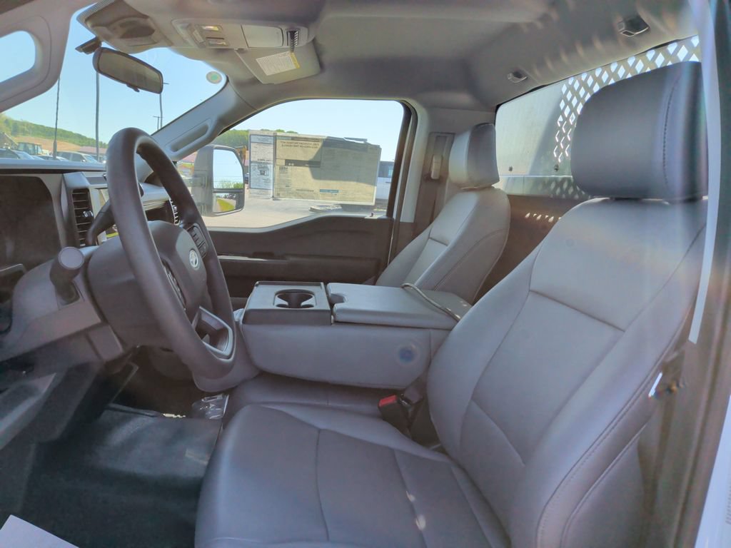 New 2025 Ford F550 4x4 Regular Cab Super Duty image 9